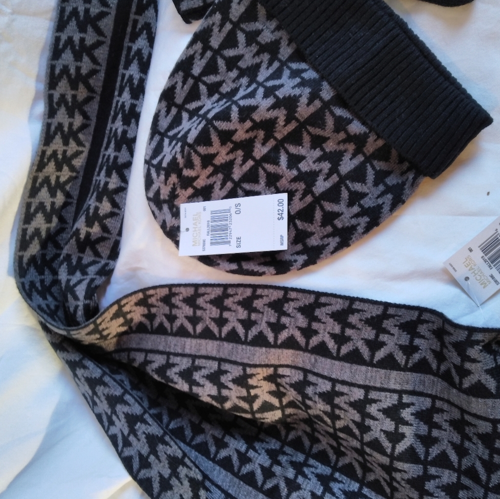 Michael Kors winter hat gloves and scarf set - Picture 2 of 8